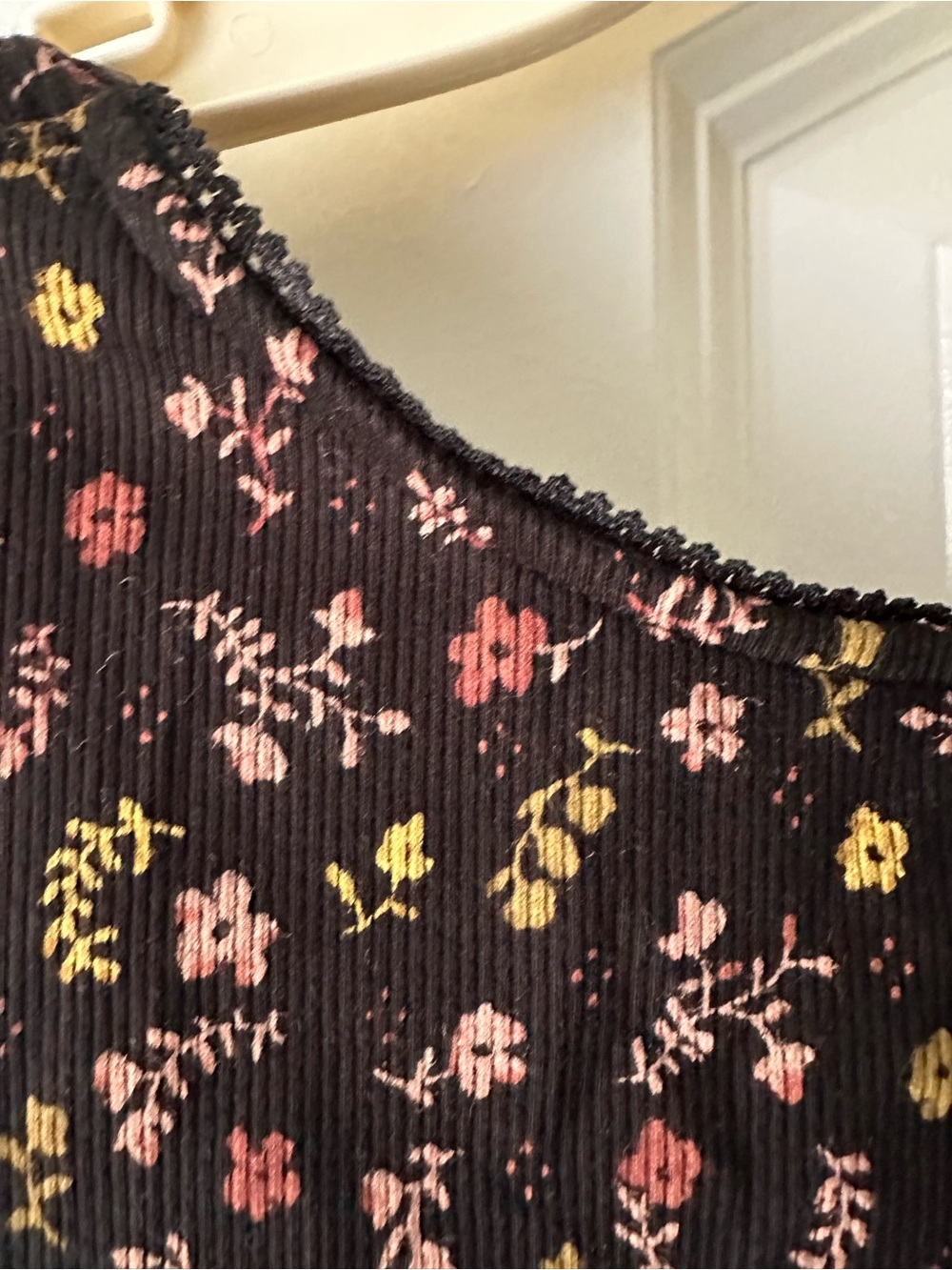 Old Navy Black Floral Scoop Cropped Tank Top - Picture 4 of 4